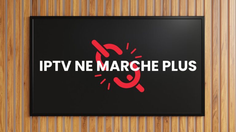EnParlons.com - Écran de télévision moderne affichant un message d'erreur 'IPTV NE MARCHE PLUS' en texte blanc avec icône de bug rouge sur fond noir, monté sur mur en bois clair à lattes verticales, illustrant les problèmes techniques de service IPTV interrompu nécessitant dépannage et solutions de résolution