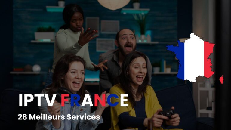 EnParlons.com - Groupe de quatre amis diversifiés célébrant avec joie dans un salon moderne bleu turquoise : femme en pull beige debout tenant un smartphone, homme barbu au centre levant les bras de victoire, femme en chemise en jean à gauche et femme en pull jaune à droite tenant une manette de jeu, tous riant et s'amusant devant leur écran, avec carte de France aux couleurs bleu blanc rouge et Corse en haut à droite, accompagné du titre 'IPTV FRANCE 28 Meilleurs Services', illustrant l'expérience conviviale et divertissante des meilleurs services IPTV France pour regarder films, séries et sports entre amis
