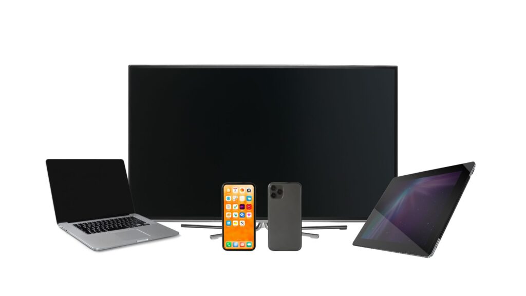 EnParlons.com - Écosystème multi-appareils pour IPTV Maroc : ordinateur portable, grand écran TV 4K, smartphone iPhone avec écran d'accueil orange et tablette iPad, illustrant la compatibilité multi-plateforme des meilleurs abonnements IPTV Maroc premium 4K sur tous les supports (laptop, smart TV, mobile, tablet)