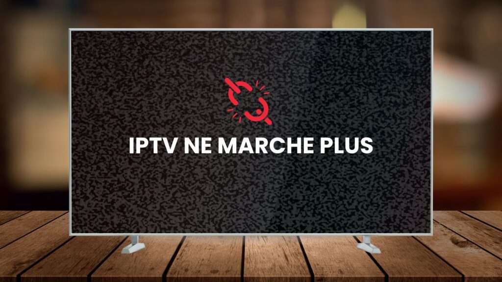 EnParlons.com - Grand écran de télévision moderne à cadre argenté posé sur meuble en bois clair avec plancher en lattes de bois, affichant un message d'erreur 'IPTV NE MARCHE PLUS' en texte blanc avec icône de signal Wi-Fi interrompu en rouge sur fond noir avec effet de bruit statique, dans un environnement chaleureux avec arrière-plan flou aux tons chauds beige et marron, illustrant un problème de connexion IPTV ne fonctionnant plus nécessitant dépannage et solutions de résolution
